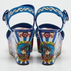 مملوكة مسبقًا صندل دولتشي أند غابنا كعب روكي و نعل سميك و سير كاحل جلد لامع مطبوع ماجوليكا متعدد الألوان مقاس 36