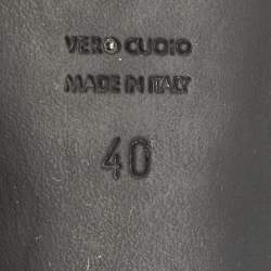 مملوكة مسبقًا صندل دولتشي آند غابانا جلد أسود ومخملي بأصابع مفتوحة ومفرغة مقاس 40