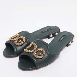 Pre Owned صندل سلايد دولتشي آند غابانا آمور فلات جلد أسود مزين بشعار DG مقاس 38