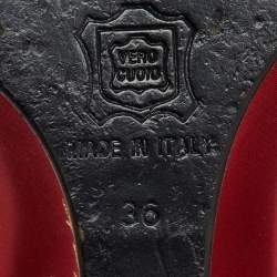 مملوكة مسبقًا صندل دولشي أند غابانا بفتحة كاحل قماش أحمر مزين بتطريز وكعب إسفين مقاس 36