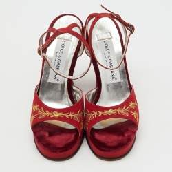 مملوكة مسبقًا صندل دولشي أند غابانا بفتحة كاحل قماش أحمر مزين بتطريز وكعب إسفين مقاس 36