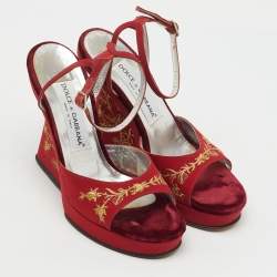 مملوكة مسبقًا صندل دولشي أند غابانا بفتحة كاحل قماش أحمر مزين بتطريز وكعب إسفين مقاس 36