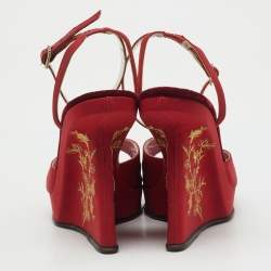 مملوكة مسبقًا صندل دولشي أند غابانا بفتحة كاحل قماش أحمر مزين بتطريز وكعب إسفين مقاس 36