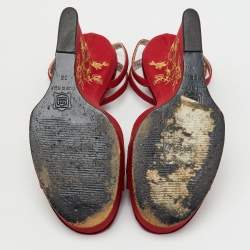 مملوكة مسبقًا صندل دولشي أند غابانا بفتحة كاحل قماش أحمر مزين بتطريز وكعب إسفين مقاس 36