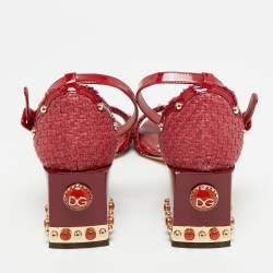 مملوكة مسبق�ًا صندل دولتشي أند غابانا بجلد مقلوم أحمر ودعامات جلدية مع شريط كاحل وكعب سميك مقاس 37.5