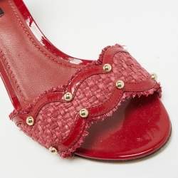 مملوكة مسبقًا صندل دولتشي أند غابانا بجلد مقلوم أحمر ودعامات جلدية مع شريط كاحل وكعب سميك مقاس 37.5