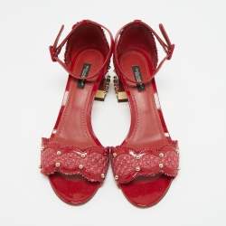 مملوكة مسبقًا صندل دولتشي أند غابانا بجلد مقلوم أحمر ودعامات جلدية مع شريط كاحل وكعب سميك مقاس 37.5