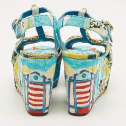 مملوكة مسبقًا صندل دلشي أند غابانا إسفين مزين بالكريستال قماش مطبوع متعدد الألوان سير حرف تي مقاس 35.5