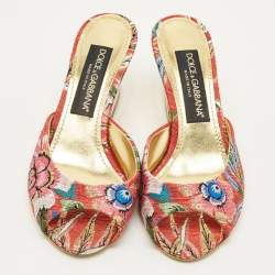 مملوكة مسبقًا صندل دولتشي آند غابانا قماش بروكيد مطبّع بالزهور الحمراء بكعب مسطح مقاس 35