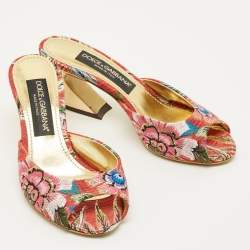 مملوكة مسبقًا صندل دولتشي آند غابانا قماش بروكيد مطبّع بالزهور الحمراء بكعب مسطح مقاس 35
