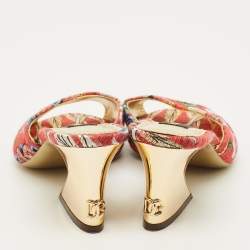 مملوكة مسبقًا صندل دولتشي آند غابانا قماش بروكيد مطبّع بالزهور الحمراء بكعب مسطح مقاس 35