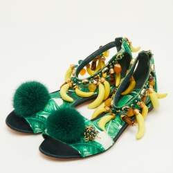 مملوكة مسبقًا صندل فلات دولتشي أند غابانا فرو منك أخضر وحرير ساتان بنقشة ورق الموز بحزام للكاحل مقاس 38