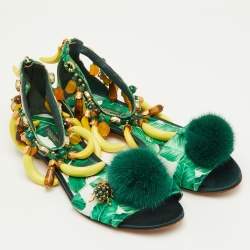 مملوكة مسبقًا صندل فلات دولتشي أند غابانا فرو منك أخضر وحرير ساتان بنقشة ورق الموز بحزام للكاحل مقاس 38