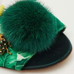 مملوكة مسبقًا صندل فلات دولتشي أند غابانا فرو منك أخضر وحرير ساتان بنقشة ورق الموز بحزام للكاحل مقاس 38