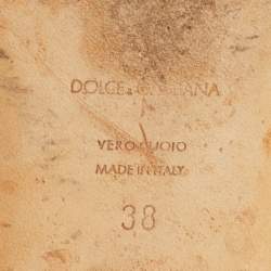 مملوكة مسبقًا صندل فلات دولتشي أند غابانا فرو منك أخضر وحرير ساتان بنقشة ورق الموز بحزام للكاحل مقاس 38