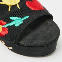 مملوكة مسبقًا صندل دولتشي أند غابانا قماش أسود مطرز على منصة كعب إسفين مقاس 38