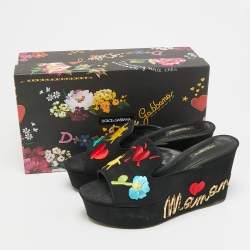 مملوكة مسبقًا صندل دولتشي أند غابانا قماش أسود مطرز على منصة كعب إسفين مقاس 38