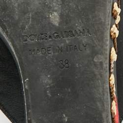 مملوكة مسبقًا صندل دولتشي أند غابانا قماش أسود مطرز على منصة كعب إسفين مقاس 38