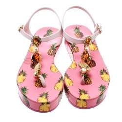 Pre Owned صندل بإصبع دولتشي أند غابانا نعل سميك مزخرف كريستال طباعة أناناس مطاط وردي مقاس 39