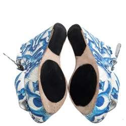 Pre Owned صندل دولتشي أند غابانا سير كاحل كعب روكي كانفاس مطبوع ماجوليكا أزرق و أبيض مقاس 38.5