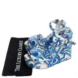 Pre Owned صندل دولتشي أند غابانا سير كاحل كعب روكي كانفاس مطبوع ماجوليكا أزرق و أبيض مقاس 38.5