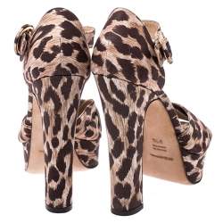 مملوكة مسبقًا صندل دولتشي أند غابانا سير كاحل كعب سميك قماش مطبوع نقشة الفهد مقاس 38.5