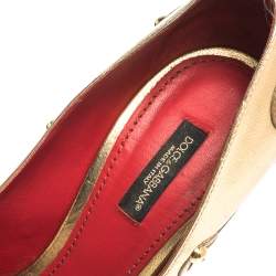 مملوكة مسبقًا حذاء كعب عالي دولتشي أند غابانا مزخرف زهرة معدن و مرصع بمقدمة مدببة جلد فضي و ذهبي ميتاليك مقاس 39