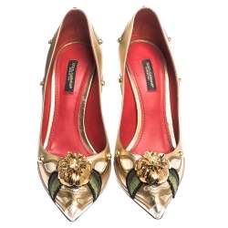 مملوكة مسبقًا حذاء كعب عالي دولتشي أند غابانا مزخرف زهرة معدن و مرصع بمقدمة مدببة جلد فضي و ذهبي ميتاليك مقاس 39