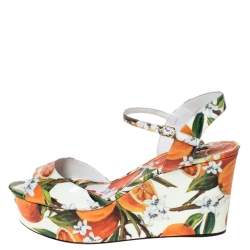 مملوكة مسبقًا صندل دولتشي أند غابانا بسير كاحل و بنعل سميك و بكعب روكي جلد لامع مطبوع برتقال مقاس 41