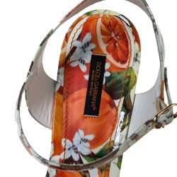 مملوكة مسبقًا صندل دولتشي أند غابانا بسير كاحل و بنعل سميك و بكعب روكي جلد لامع مطبوع برتقال مقاس 41