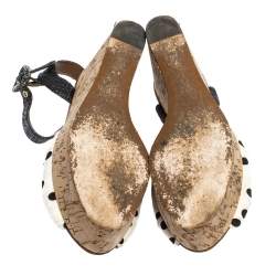 Pre Owned صندل دولتشي أند غابانا كعب روكي فليني رافيا و قماش مطبوع نقشة بولكا دوت رصاصي و أبيض مقاس 37