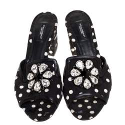 Pre Owned صندل دولتشي أند غابانا مزخرف كريستال قماش بروكاد مطبوع بولكا دوت أبيض و أسود مقاس 39