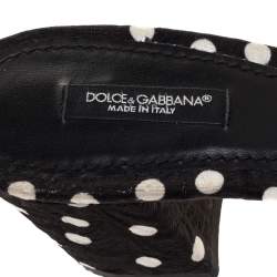 Pre Owned صندل دولتشي أند غابانا مزخرف كريستال قماش بروكاد مطبوع بولكا دوت أبيض و أسود مقاس 39