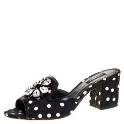 Pre Owned صندل دولتشي أند غابانا مزخرف كريستال قماش بروكاد مطبوع بولكا دوت أبيض و أسود مقاس 39