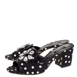 Pre Owned صندل دولتشي أند غابانا مزخرف كريستال قماش بروكاد مطبوع بولكا دوت أبيض و أسود مقاس 39