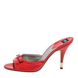مملوكة مسبقًا Dolce & Gabbana Red Patent Leather Bow Slide Sandals Size 39