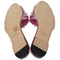 مملوكة مسبقًا صندل سلايد فلات دولتشي أند غابانا مزخرف جلد وردي ميتاليك مقاس 38