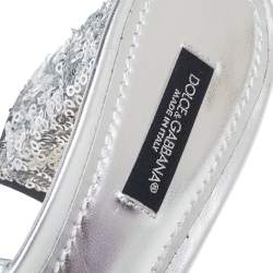 مملوكة مسبقًا صندل سلايد دولتشي أند غابانا حافة جلد وترتر فضي مزخرف كريستال كعب سميك مقاس 37