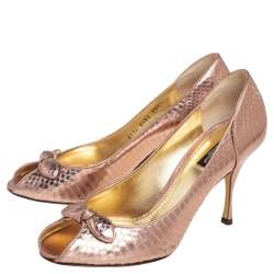 مملوكة مسبقًا حذاء كعب عالي دولتشي أند غابانا جلد نقشة الثعبان برونزي ميتاليك مزين ريش مقدمة مفتوحة مقاس 39.5