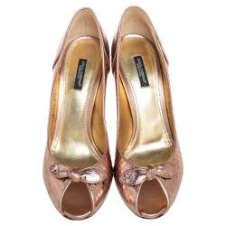 مملوكة مسبقًا حذاء كعب عالي دولتشي أند غابانا جلد نقشة الثعبان برونزي ميتاليك مزين ريش مقدمة مفتوحة مقاس 39.5