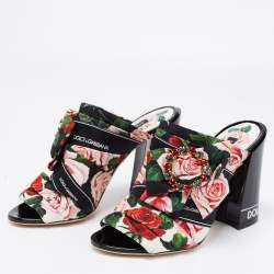 Pre Owned صندل دولتشي أند غابانا قماش مورد مطبوع متعدد الألوان فيونكة مزخرفة كريستال كعب مربع سميك مقاس 36