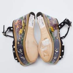 مملوكة مسبقًا صندل دولتشي أند غابانا قماش منقط أبيض/أسود وطباعة أكواريوم كعب روكي نعل سميك مقاس 38