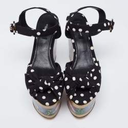 مملوكة مسبقًا صندل دولتشي أند غابانا قماش منقط أبيض/أسود وطباعة أكواريوم كعب روكي نعل سميك مقاس 38