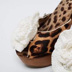 Pre Owned صندل دولتشي أند غابانا شعر عجل بني/أبيض و وردة مزينة نعل سميك مقاس 38