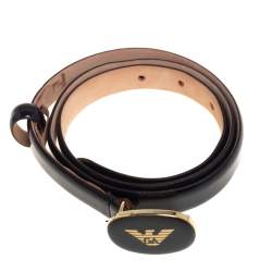 مملوكة مسبقًا حزام أمبوريو أرماني رفيع إبزيم شعار جلد لامع أسود 90 سم