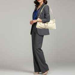 مملوكة مسبقًا حقيبة كتف اسكادا جلدية مسطحة بلون كريمي