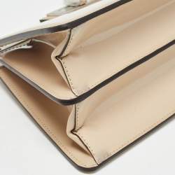 مملوكة مسبقًا حقيبة فندي بيكابو جلد بيج لامع متوسطة