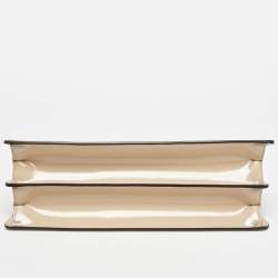 مملوكة مسبقًا حقيبة فندي بيكابو جلد بيج لامع متوسطة