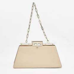 مملوكة مسبقًا حقيبة فندي بيكابو جلد بيج لامع متوسطة