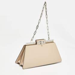 مملوكة مسبقًا حقيبة فندي بيكابو جلد بيج لامع متوسطة